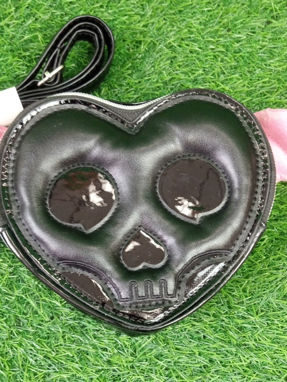 👻 Claire's Black Heart Skull Crossbody Bag with Pink Wings - Picture 3 of 5